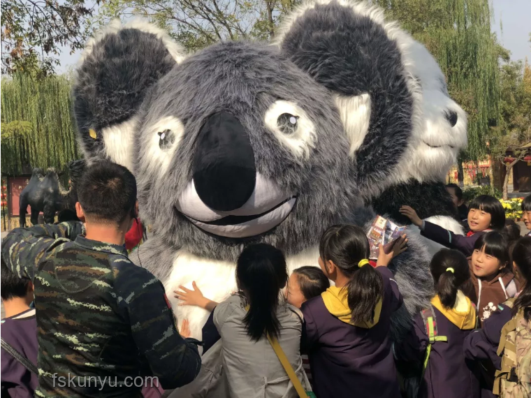 清明上河园拴猴表演争议：动物保护意识觉醒下的未来趋势